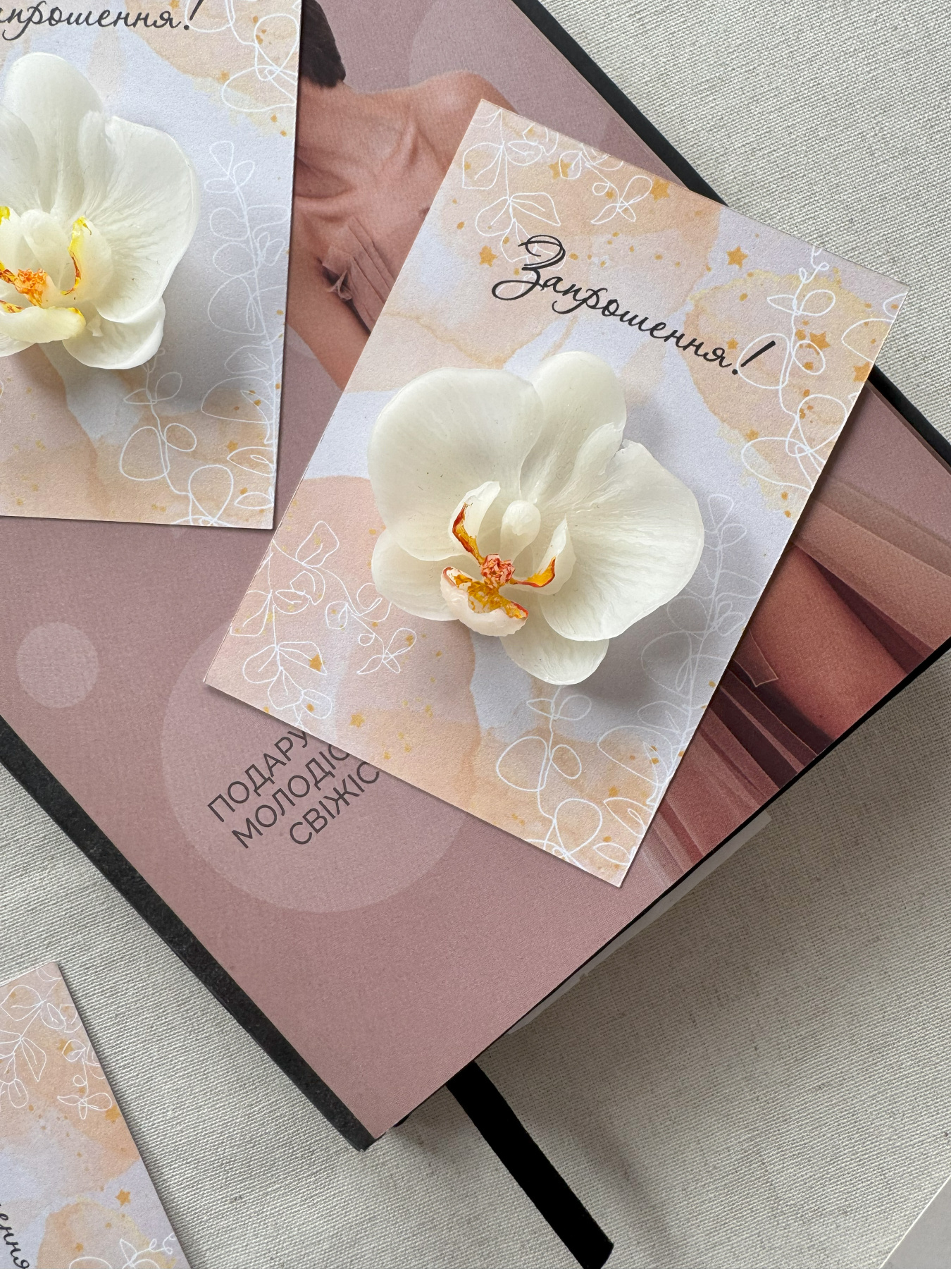 Святкове запрошення з аромасаше "Орхідея на листівці" Candle Design модель 220.0012 Святкове запрошення з аромасаше "Орхідея на листівці" Candle Design модель 220.0012 Фото