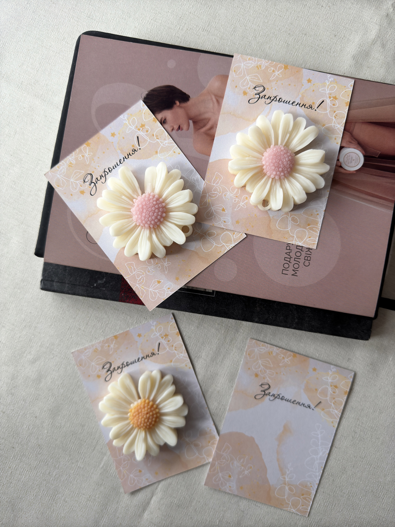 Праздничное приглашение из аромасаше "Ромашка на открытке" Candle Design модель 220.0013 Фото