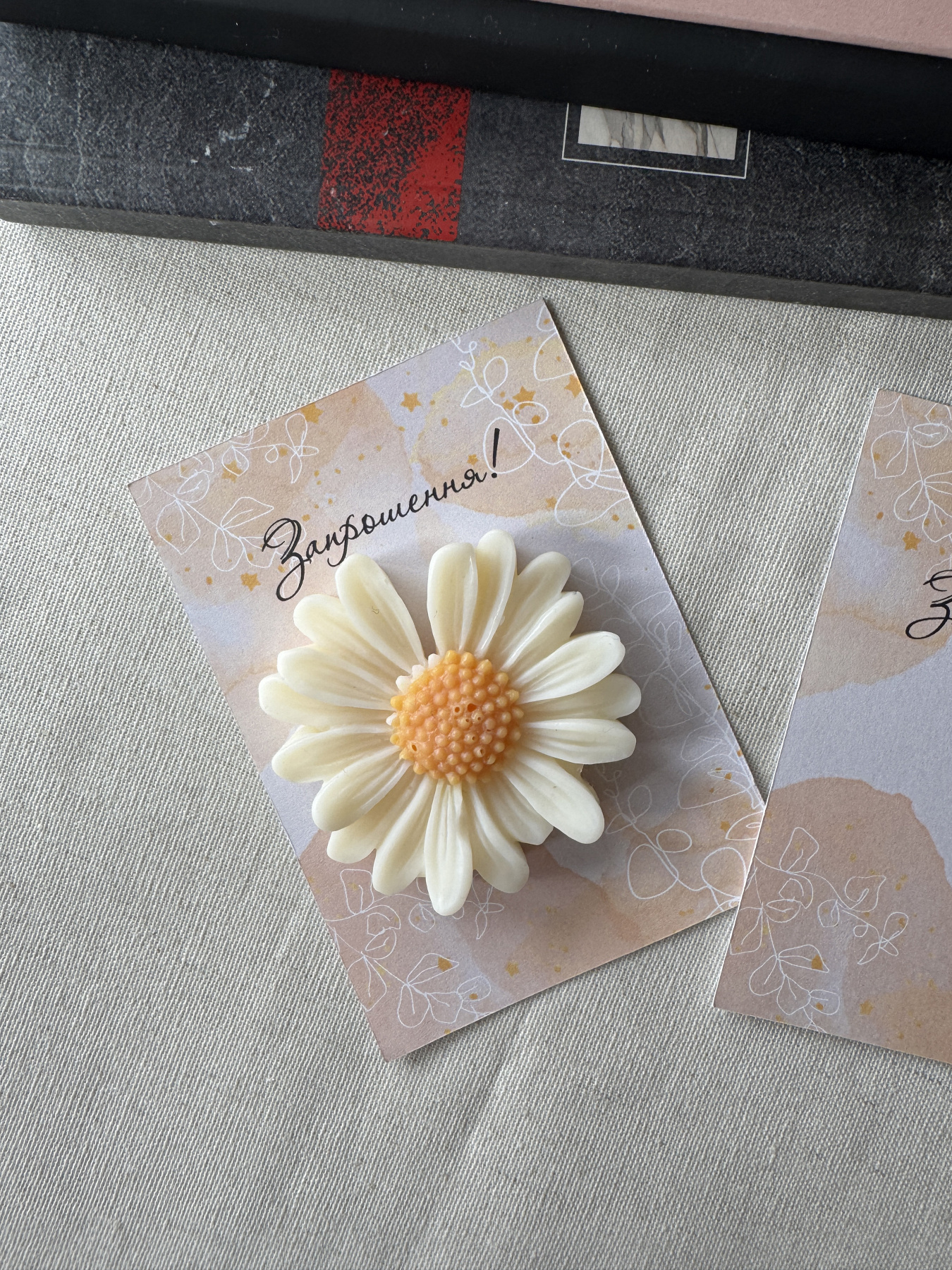 Праздничное приглашение из аромасаше "Ромашка на открытке" Candle Design модель 220.0013 Фото