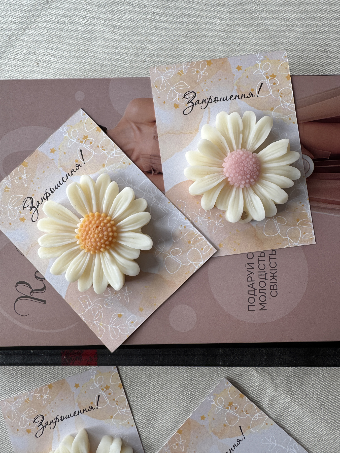 Святкове запрошення з аромасаше "Ромашка на листівці" Candle Design модель 220.0013 Святкове запрошення з аромасаше "Ромашка на листівці" Candle Design модель 220.0013 Фото