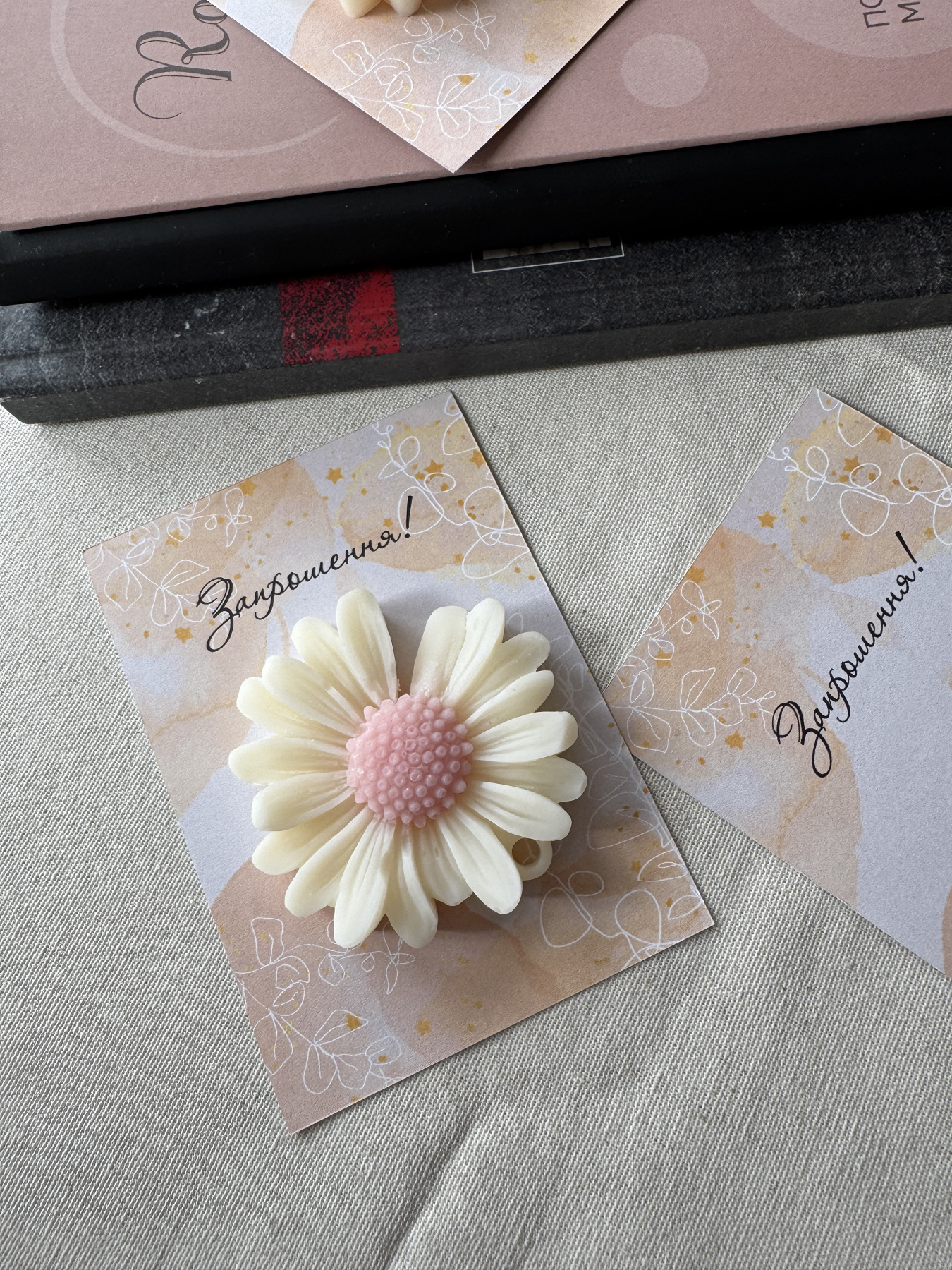 Святкове запрошення з аромасаше "Ромашка на листівці" Candle Design модель 220.0013 Святкове запрошення з аромасаше "Ромашка на листівці" Candle Design модель 220.0013 Фото