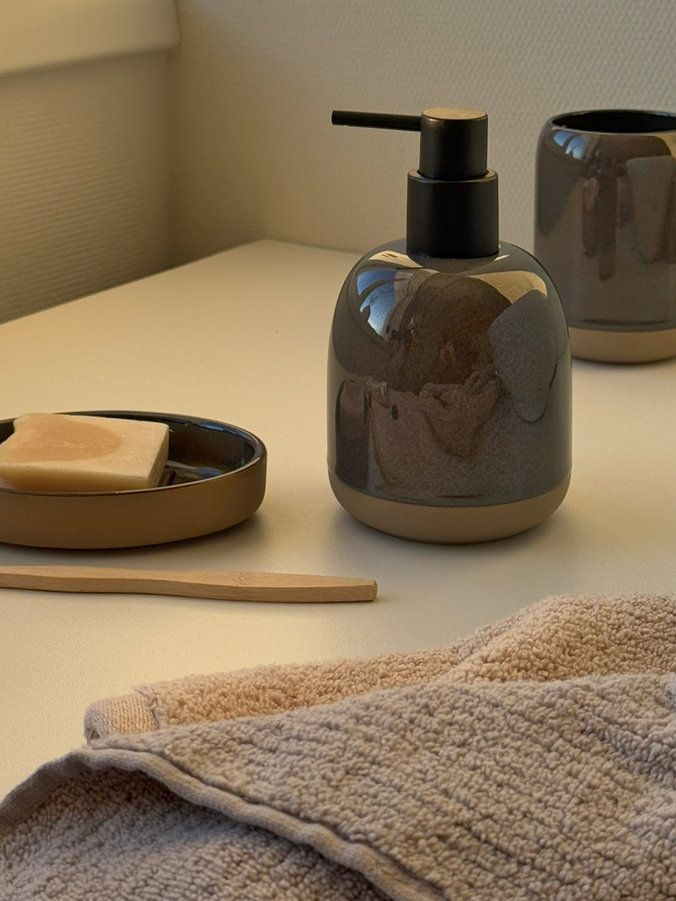 Набор аксессуаров для ванной комнаты серый Delhi MBM MY HOME модель MVM-MH-46 GRAY Фото