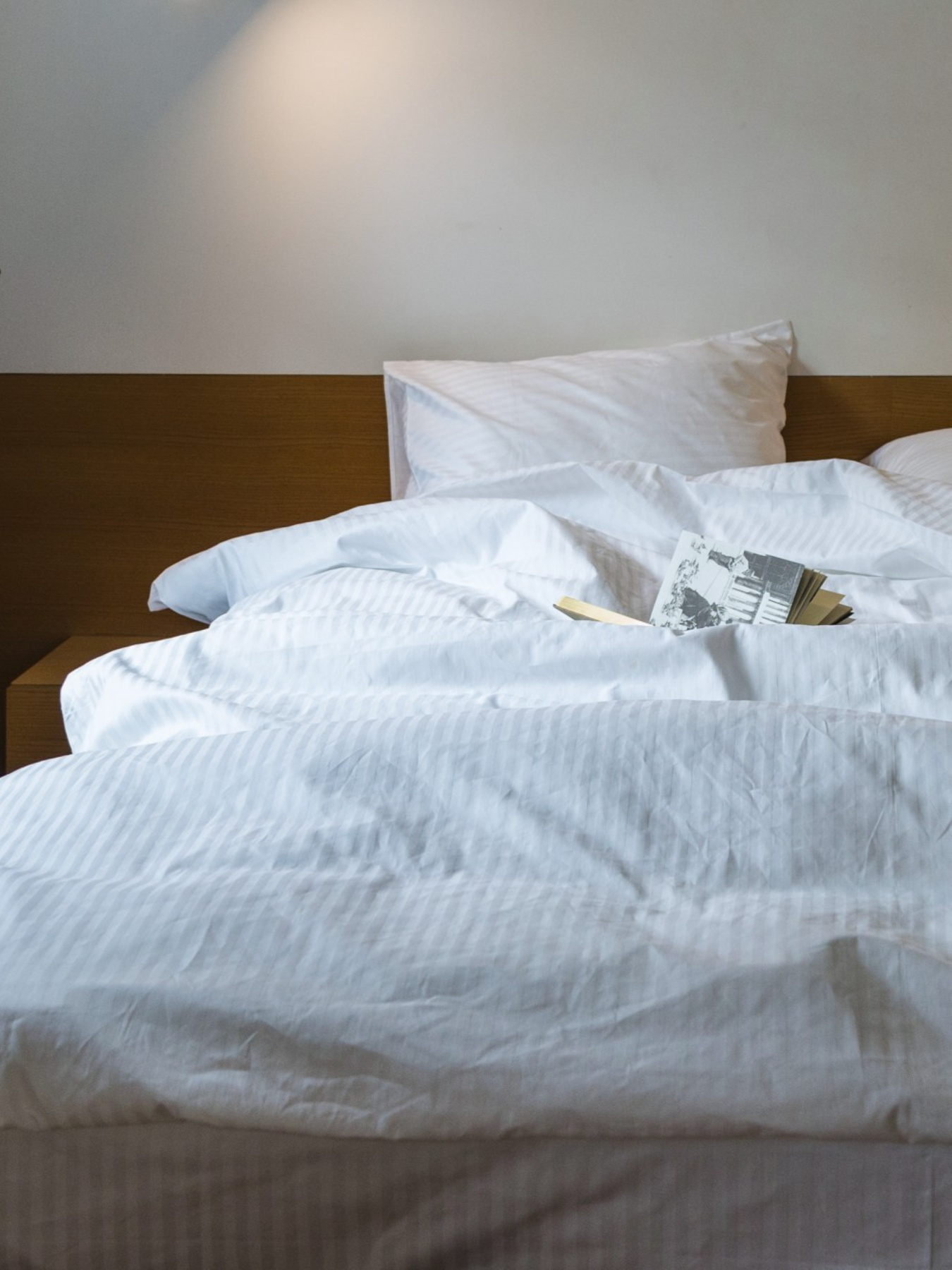 Комплект постельного белья из Страйп-сатина белого цвета с узкой полоской Ecotton модель 25143 Фото