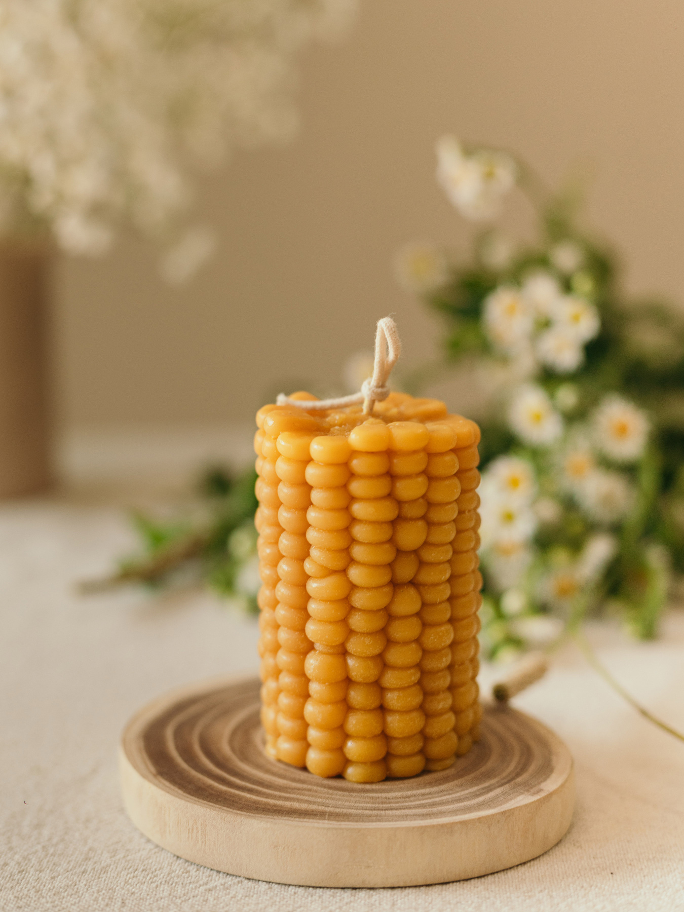 Ароматична свічка "Кукурудза XL", аромат - Мигдалевий макарун, з натурального бджолиного воску Candle Design модель 190.3006/3007 Ароматична свічка "Кукурудза XL", аромат - Мигдалевий макарун, з натурального бджолиного воску Candle Design модель 190.3006/3007 Фото