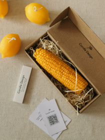 Ароматична свічка "Кукурудза XL", аромат - Мигдалевий макарун, з натурального бджолиного воску Candle Design модель 190.3006/3007 Ароматична свічка "Кукурудза XL", аромат - Мигдалевий макарун, з натурального бджолиного воску Candle Design модель 190.3006/3007 Фото