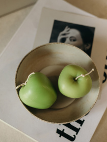 Ароматическая свеча "Яблоко", аромат - Яблоко макинтош, из натурального пчелиного воска Candle Design модель 190.3008 Фото