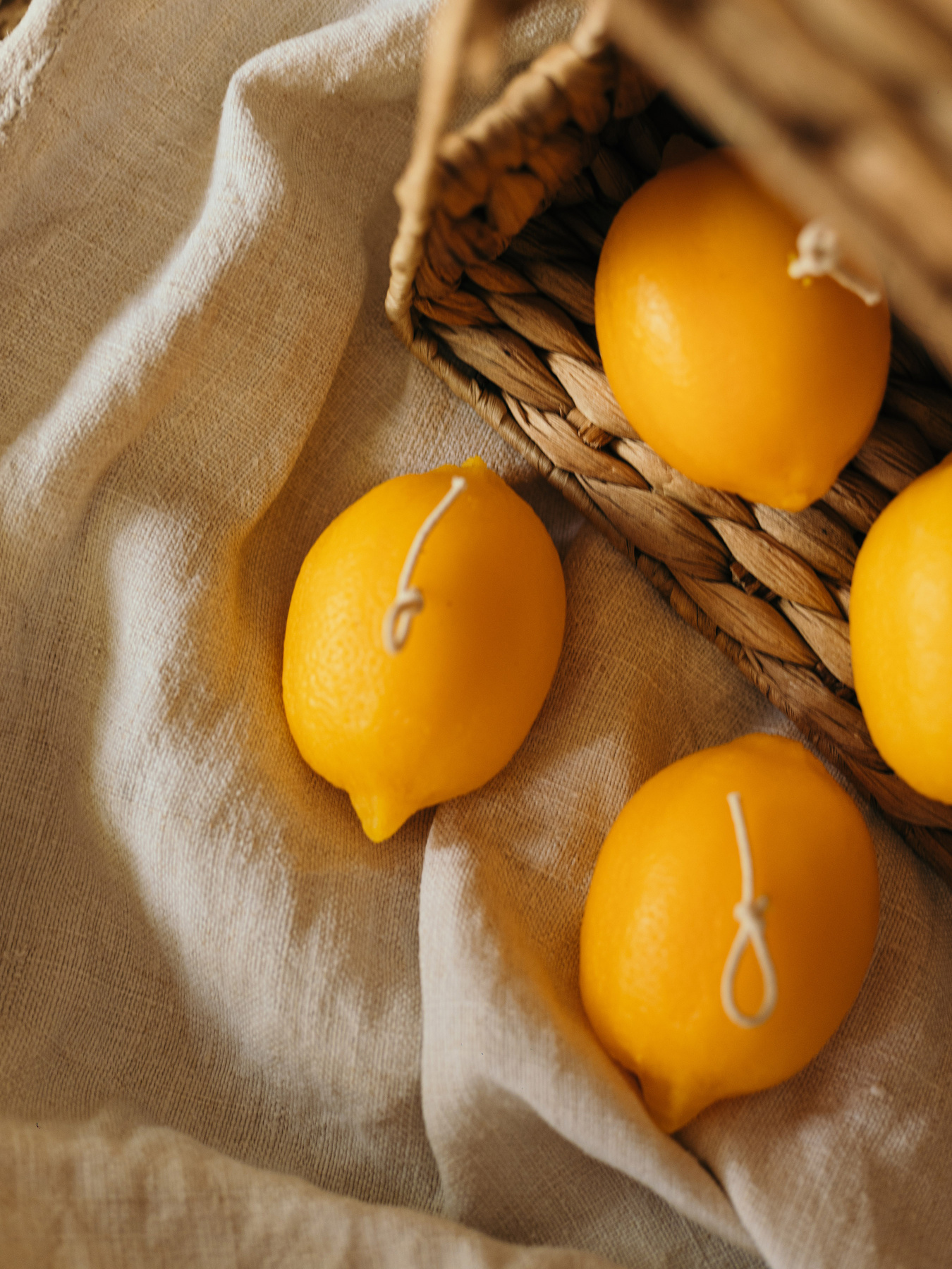 Ароматична свічка "Лимон", аромат - Лемонграсс та лайм, з натурального бджолиного воску Candle Design модель 190.3009 Ароматична свічка "Лимон", аромат - Лемонграсс та лайм, з натурального бджолиного воску Candle Design модель 190.3009 Фото