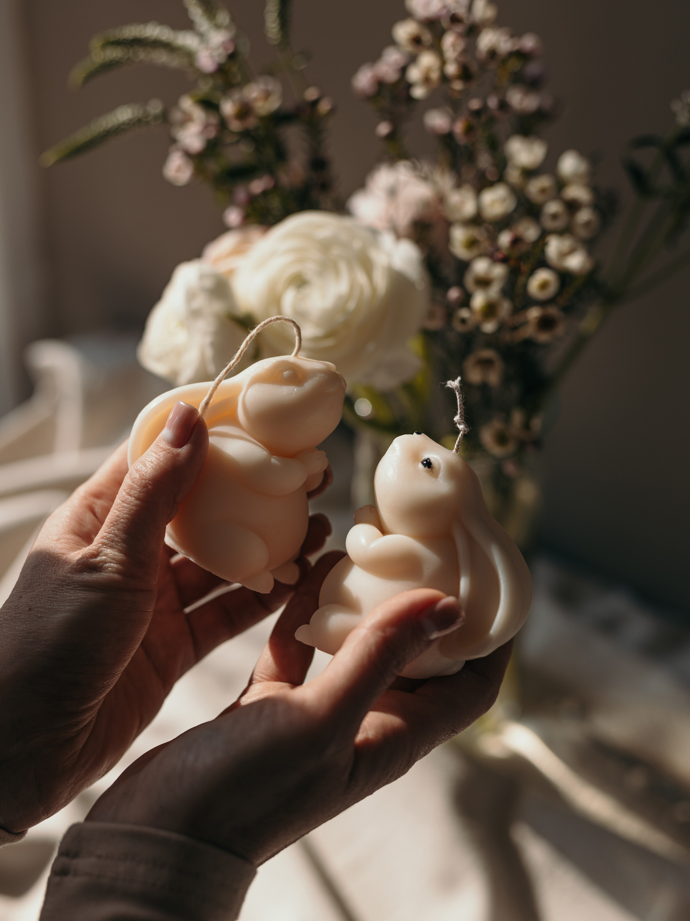 Ароматическая свеча "Весенний зайчик", аромат - Английский сад, из натурального оливкового воска Candle Design модель 140.2012 Фото