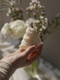 Ароматическая свеча "Весенний зайчик", аромат - Английский сад, из натурального оливкового воска Candle Design модель 140.2012 Фото