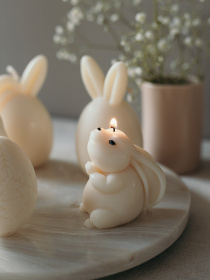 Ароматическая свеча "Весенний зайчик", аромат - Английский сад, из натурального оливкового воска Candle Design модель 140.2012 Фото