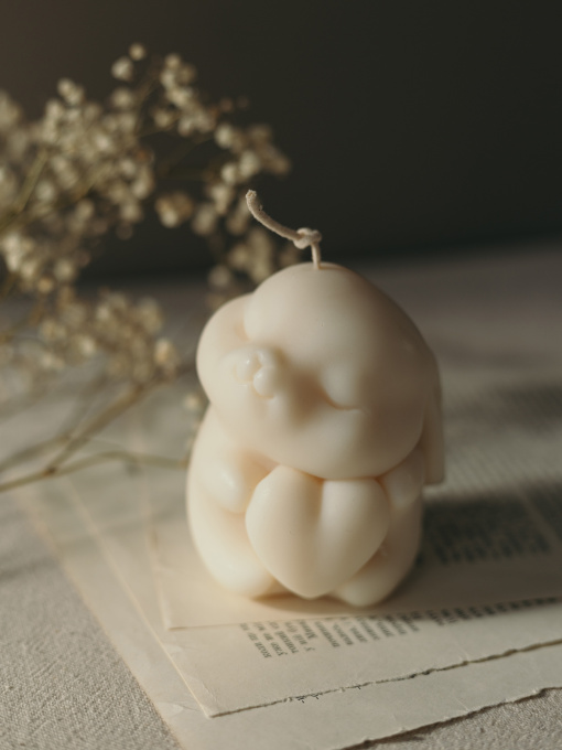 Аромасвеча "Зайчонок с сердечком", аромат - Орхидея и морская соль, из натурального оливкового воска Candle Design модель 140.2011 Фото