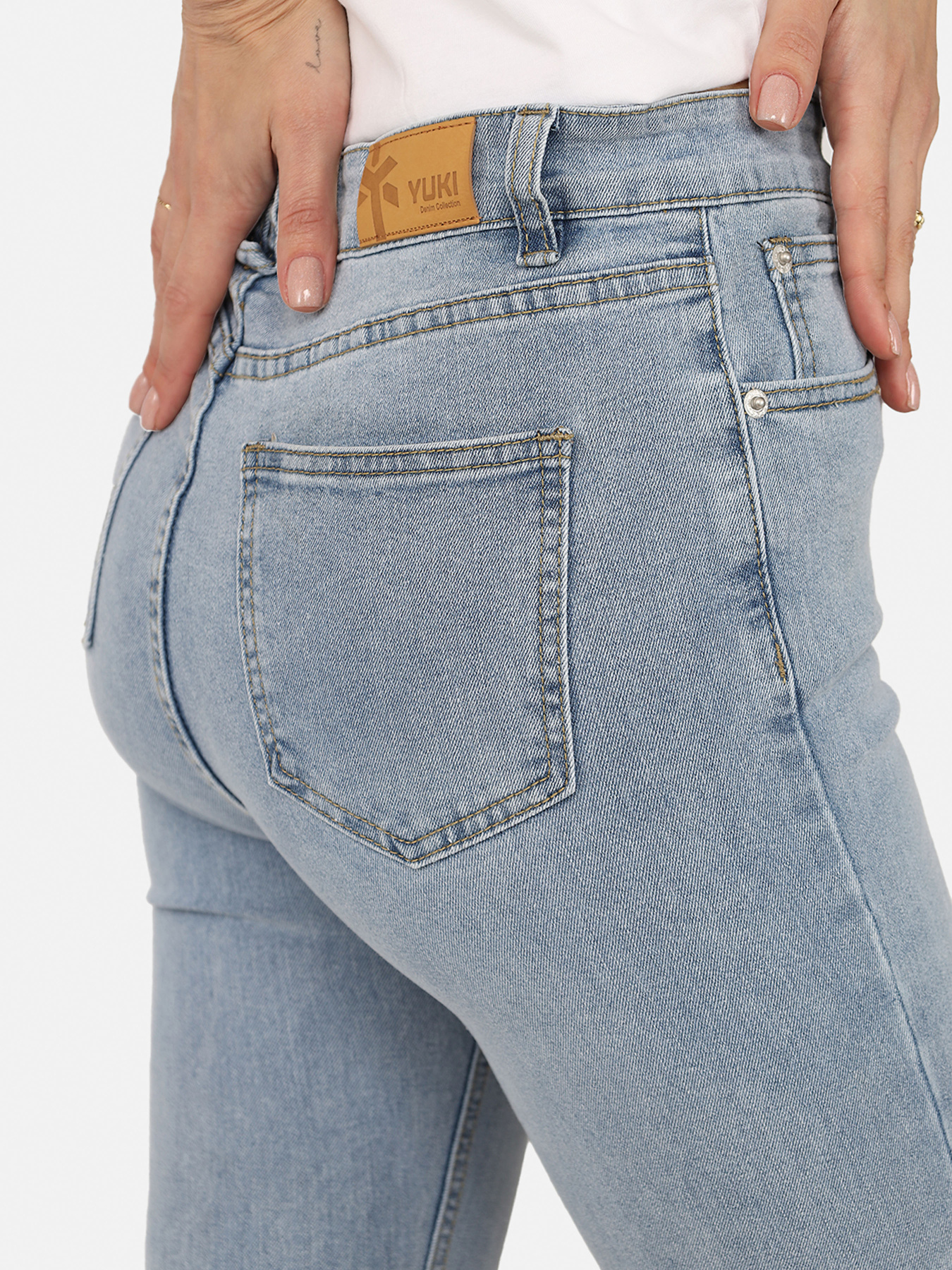 Джинсы YUKI модель ЦБ-00266054 Джинсы YUKI модель ЦБ-00266054 Фото