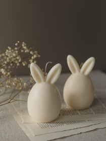 Ароматическая свеча "Ушастое яйцо заяц", аромат - Бренди-груша, из натурального оливкового воска Candle Design модель 170.2006 Фото