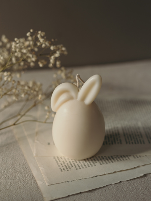 Ароматическая свеча "Ушастое яйцо зайка", аромат - Бренди-груша, из натурального оливкового воска Candle Design модель 170.2005 Фото