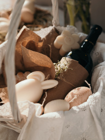 Ароматична свічка "Вухате яйце зайка", аромат - Бренді-груша, з натурального оливкового воску Candle Design модель 170.2005 Ароматична свічка "Вухате яйце зайка", аромат - Бренді-груша, з натурального оливкового воску Candle Design модель 170.2005 Фото