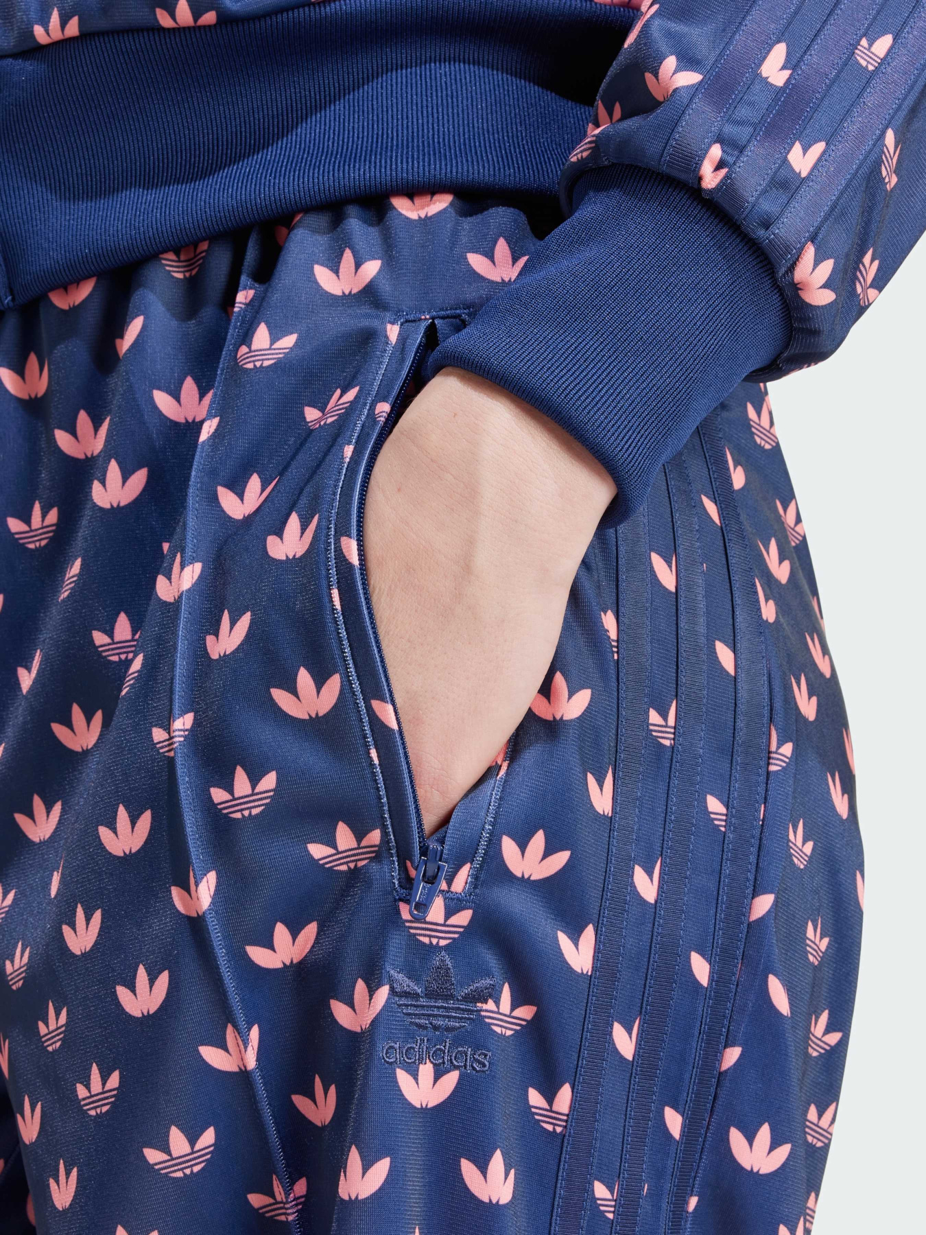 Штани повсякденні Adidas Graphics модель IY0326 Фото