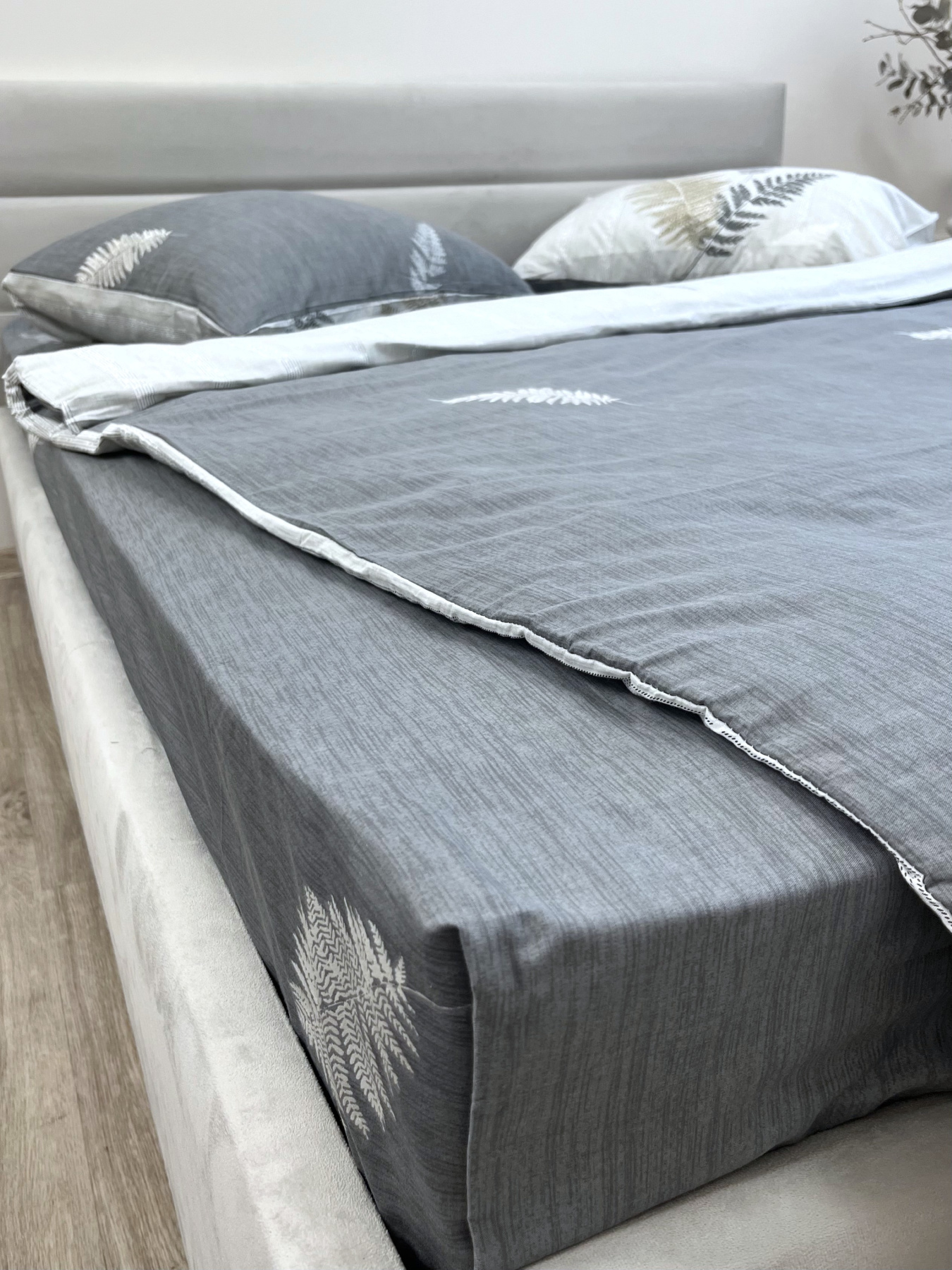 Комплект постельного белья двусторонний светло-серый с листьями папоротника Ecotton модель 23349 Фото