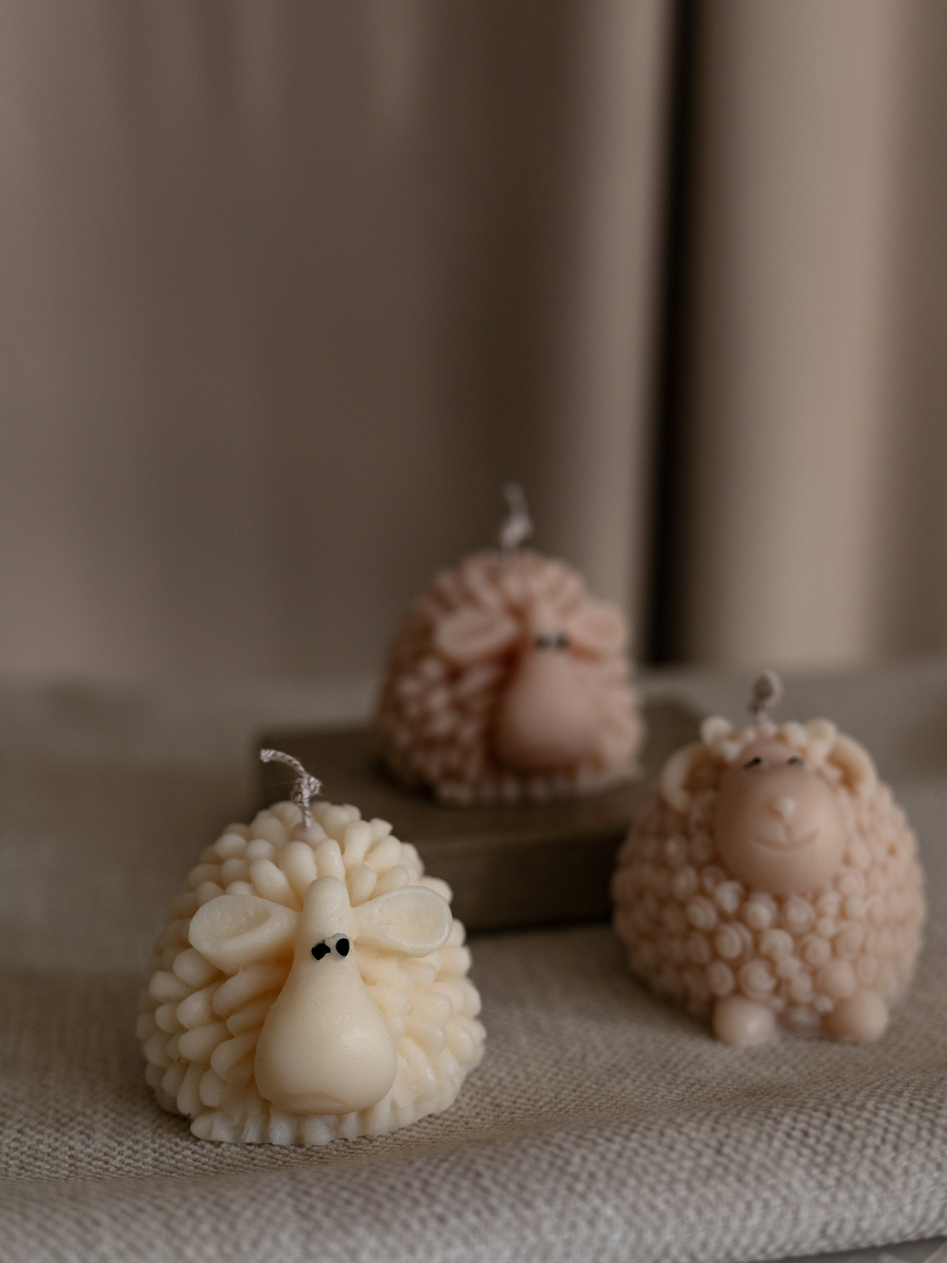 Ароматическая свеча "Овечка Тильда", аромат Almond Macaron (макарун), из оливкового воска Candle Design модель 140.3005 Фото