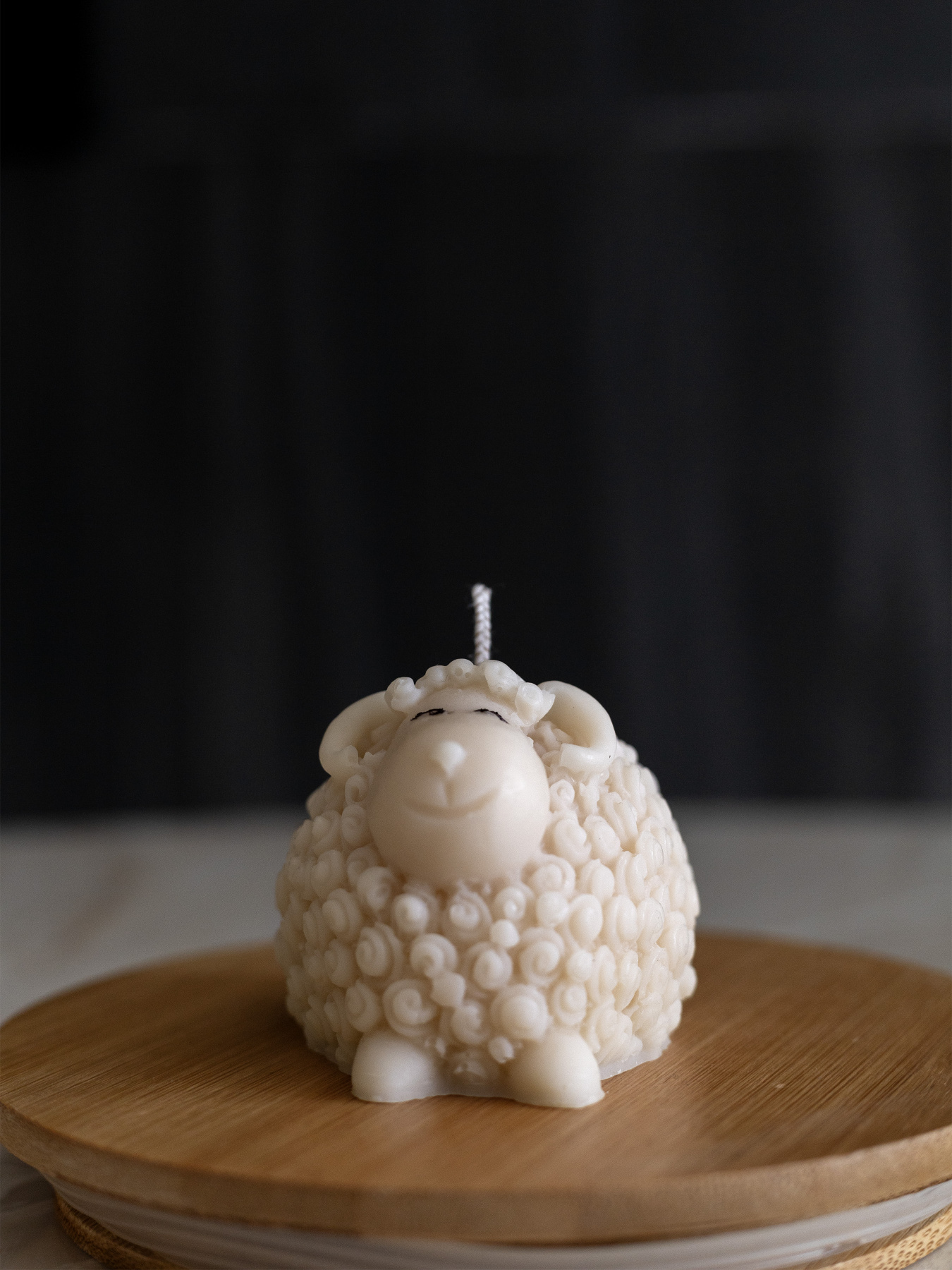 Ароматическая свеча "Овечка Тильда", аромат Almond Macaron (макарун), из оливкового воска Candle Design модель 140.3005 Фото