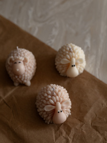 Ароматическая свеча "Овечка Тильда", аромат Almond Macaron (макарун), из оливкового воска Candle Design модель 140.3005 Фото