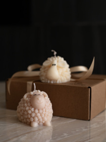 Ароматическая свеча "Овечка Тильда", аромат Almond Macaron (макарун), из оливкового воска Candle Design модель 140.3005 Фото