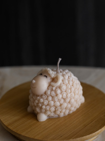 Ароматическая свеча "Овечка Тильда", аромат Almond Macaron (макарун), из оливкового воска Candle Design модель 140.3005 Фото