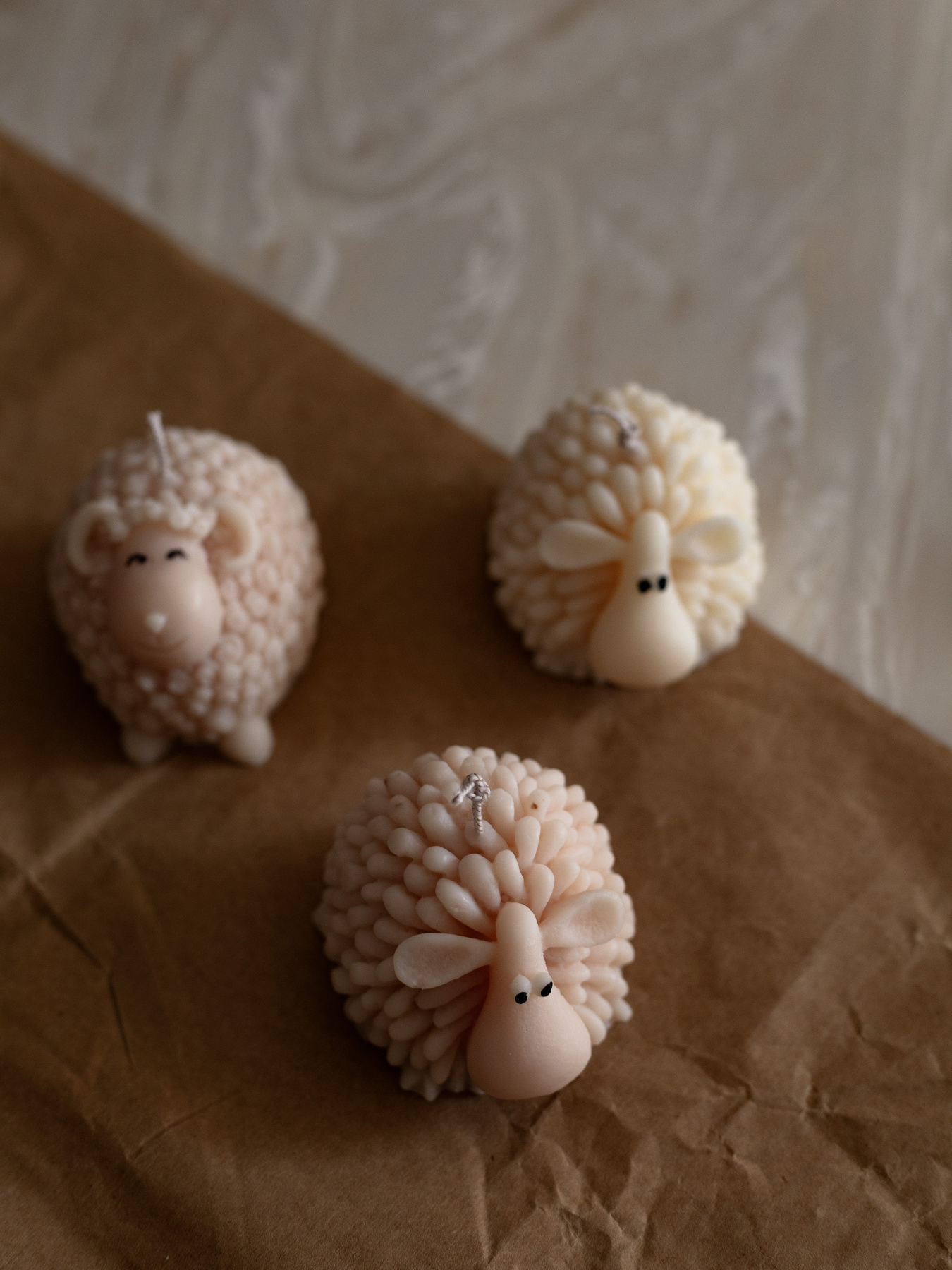 Ароматическая свеча "Овечка Тильда", аромат Almond Macaron (макарун), из оливкового воска Candle Design модель 140.3005 Фото