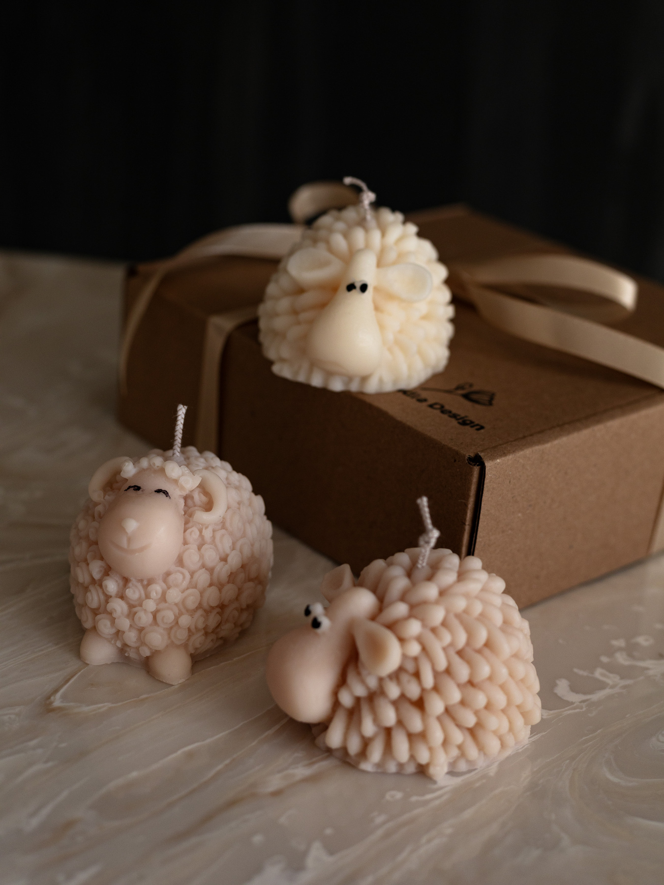 Ароматическая свеча "Овечка Тильда", аромат Almond Macaron (макарун), из оливкового воска Candle Design модель 140.3005 Фото