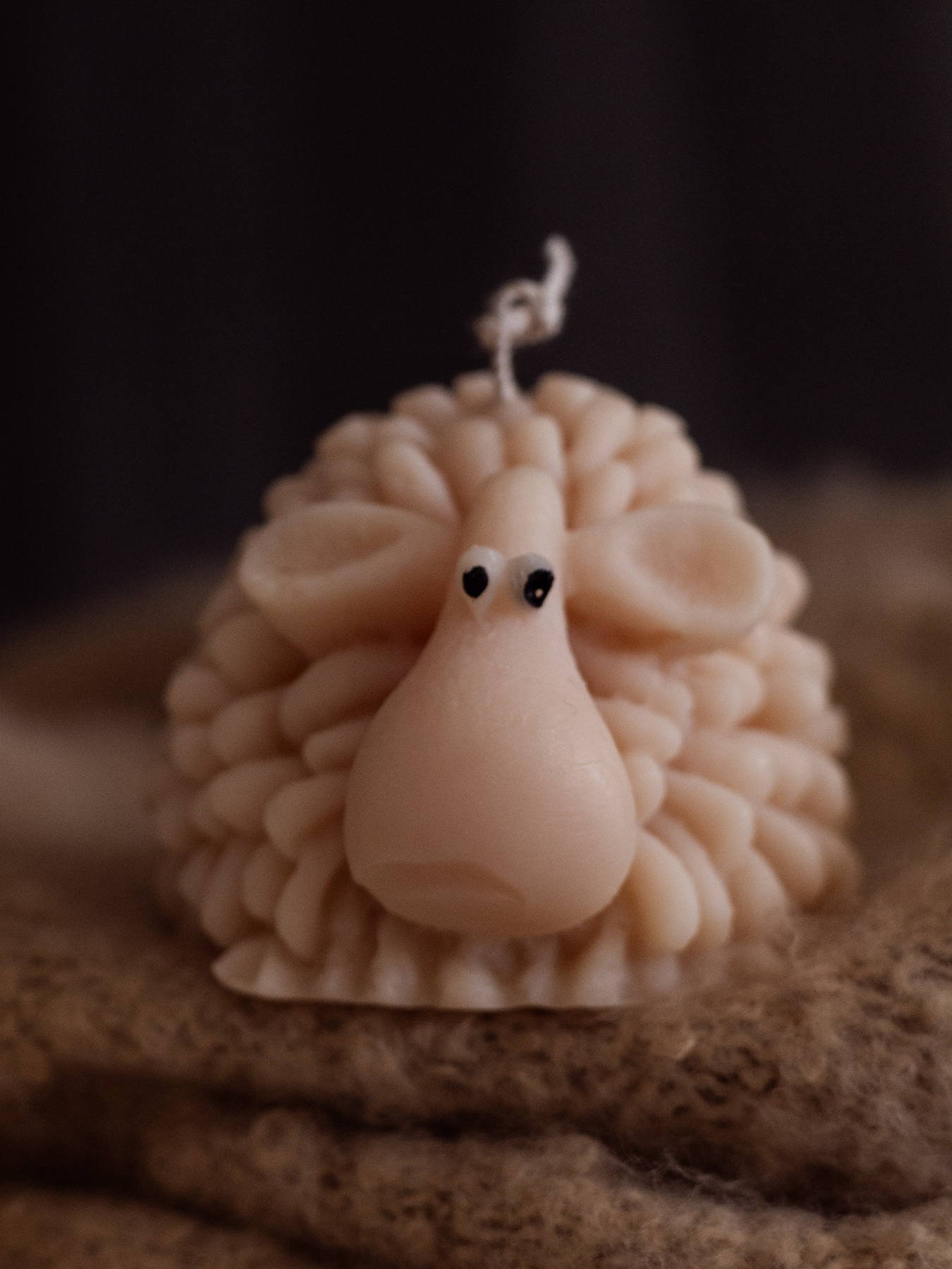 Ароматическая свеча "Овечка Мая", аромат Almond Macaron (макарун), из оливкового воска Candle Design модель 140.3006 Фото