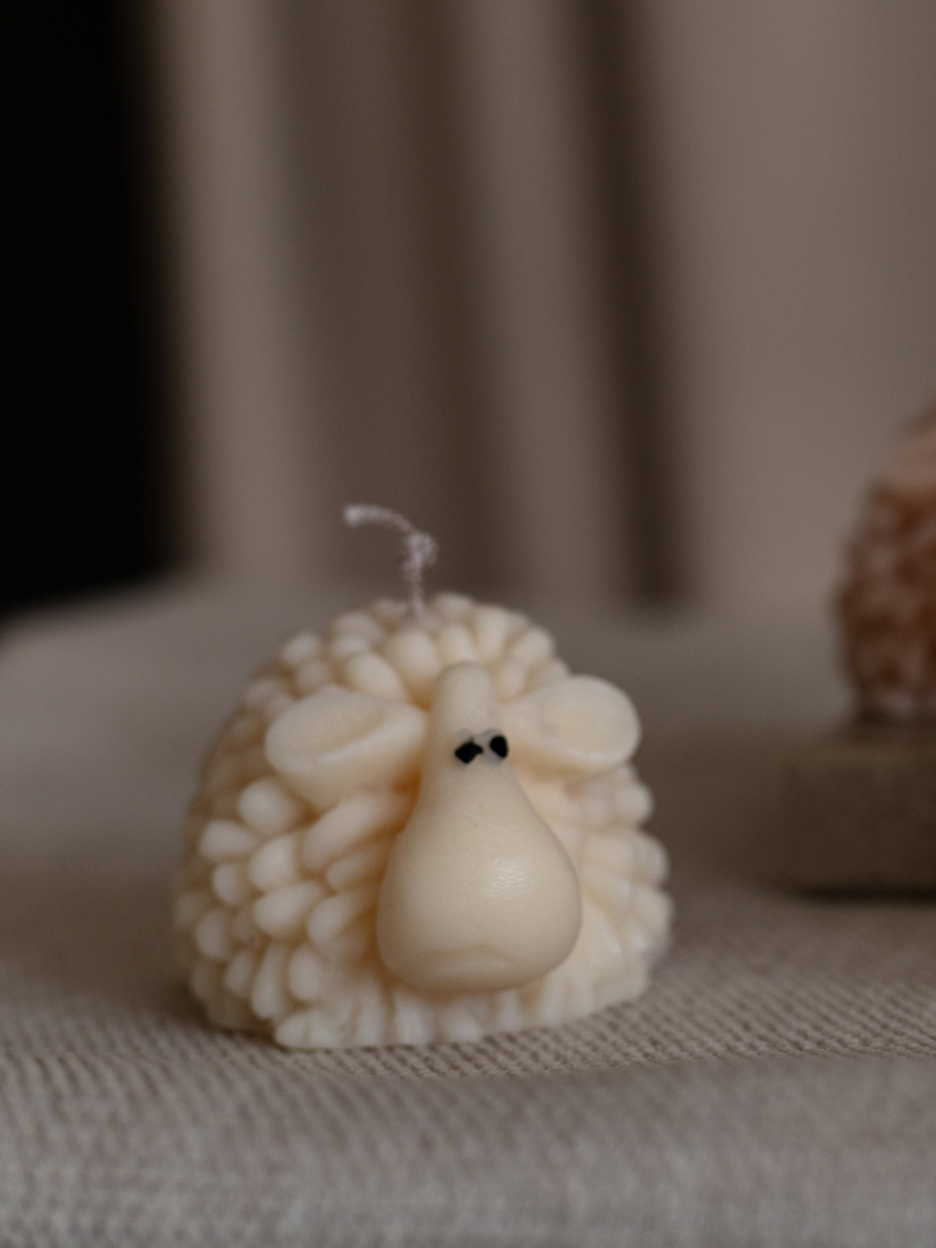 Ароматическая свеча "Овечка Мая", аромат Almond Macaron (макарун), из оливкового воска Candle Design модель 140.3006 Фото