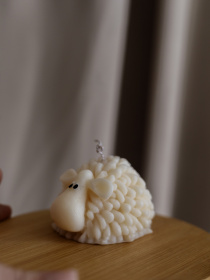 Ароматическая свеча "Овечка Мая", аромат Almond Macaron (макарун), из оливкового воска Candle Design модель 140.3006 Фото