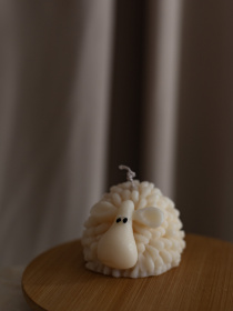 Ароматическая свеча "Овечка Мая", аромат Almond Macaron (макарун), из оливкового воска Candle Design модель 140.3006 Фото