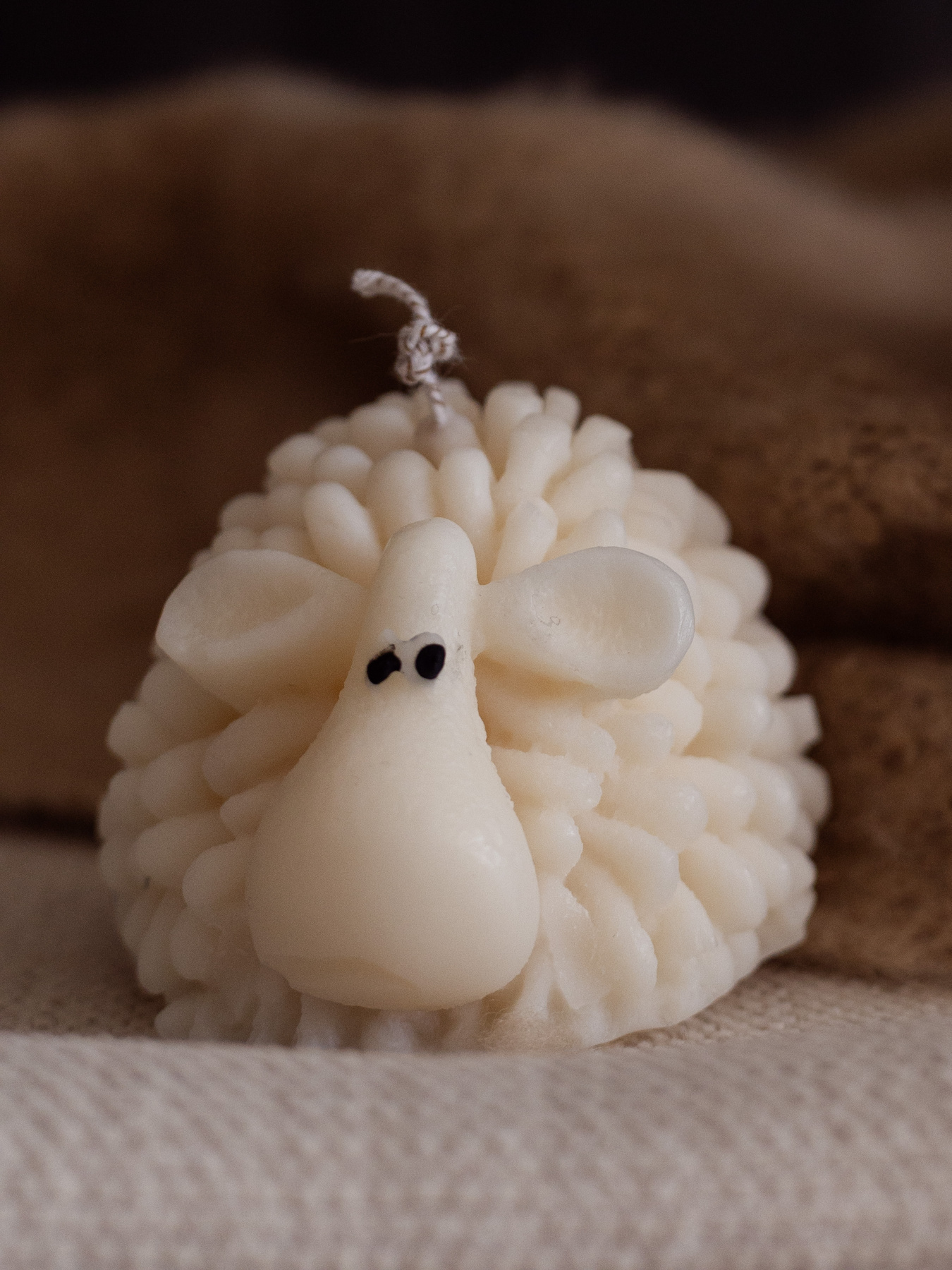 Ароматична свічка "Овечка Мая", аромат - Almond Macaron (макарун), з оливкового воску Candle Design модель 140.3006 Ароматична свічка "Овечка Мая", аромат - Almond Macaron (макарун), з оливкового воску Candle Design модель 140.3006 Фото