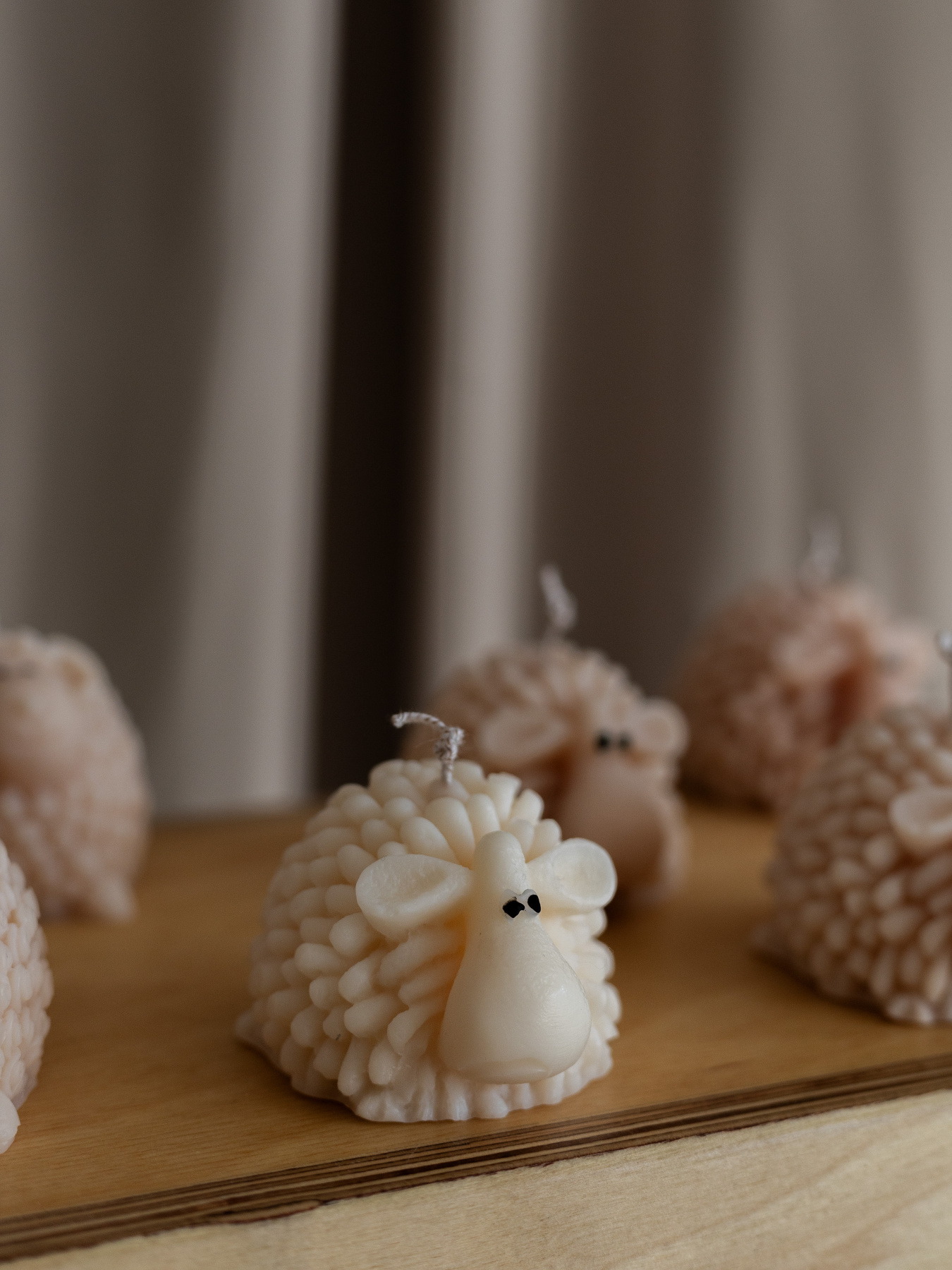 Ароматична свічка "Овечка Мая", аромат - Almond Macaron (макарун), з оливкового воску Candle Design модель 140.3006 Ароматична свічка "Овечка Мая", аромат - Almond Macaron (макарун), з оливкового воску Candle Design модель 140.3006 Фото