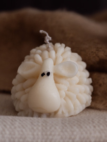 Ароматична свічка "Овечка Мая", аромат - Almond Macaron (макарун), з оливкового воску Candle Design модель 140.3006 Ароматична свічка "Овечка Мая", аромат - Almond Macaron (макарун), з оливкового воску Candle Design модель 140.3006 Фото