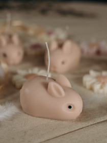 Аромасвечка "Кролик", аромат - "Банановый хлеб", из натурального оливкового воска Candle Design модель 140.2007 Фото