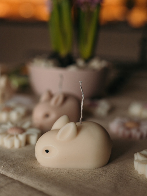 Аромасвечка "Кролик", аромат - "Банановый хлеб", из натурального оливкового воска Candle Design модель 140.2007 Фото