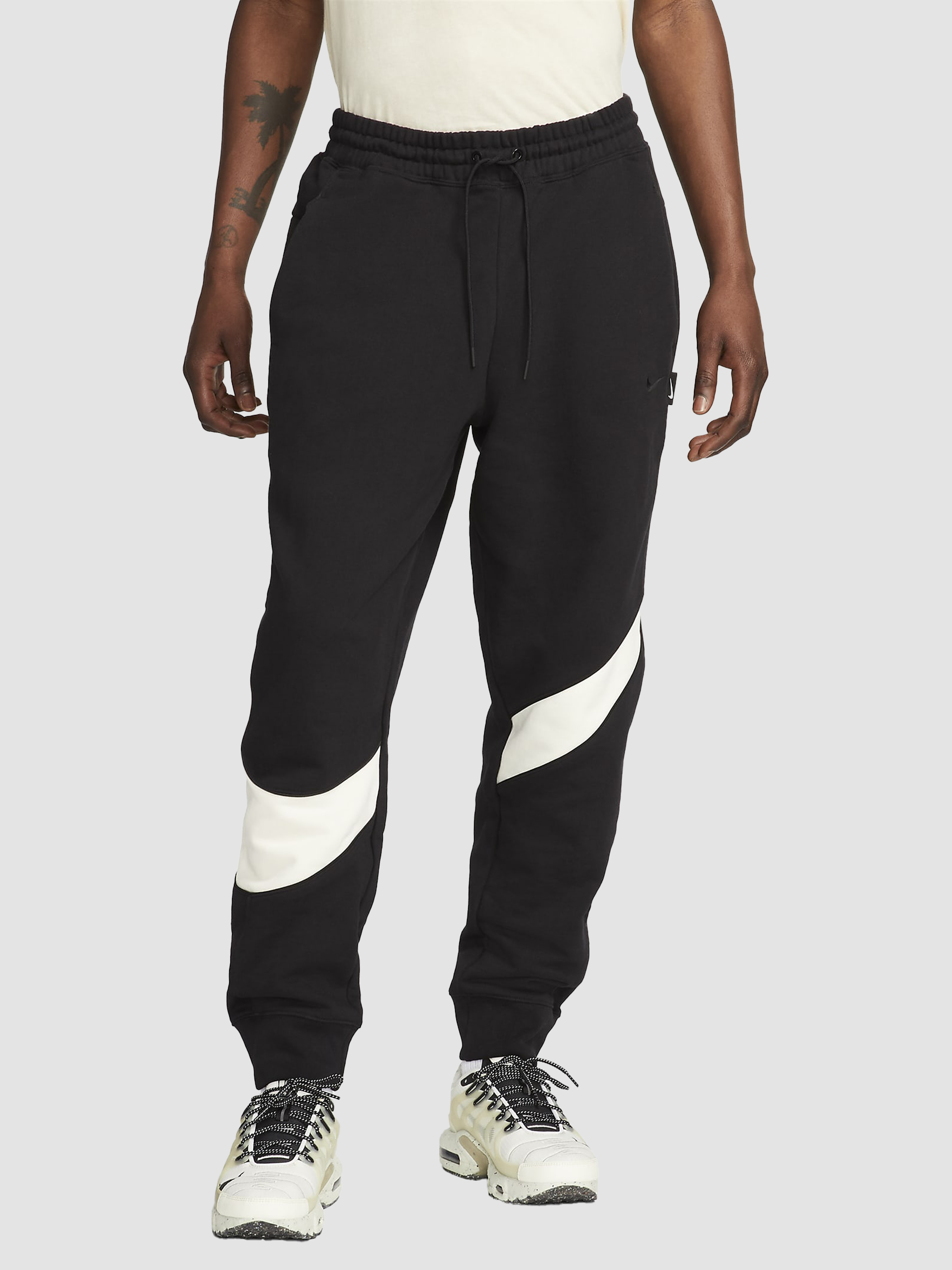Чоловічі Джогери NIKE Swoosh Fleece Trousers (DX0564-013) колір чорний, матеріал бавовна/поліестер NIKE - купити в Україні