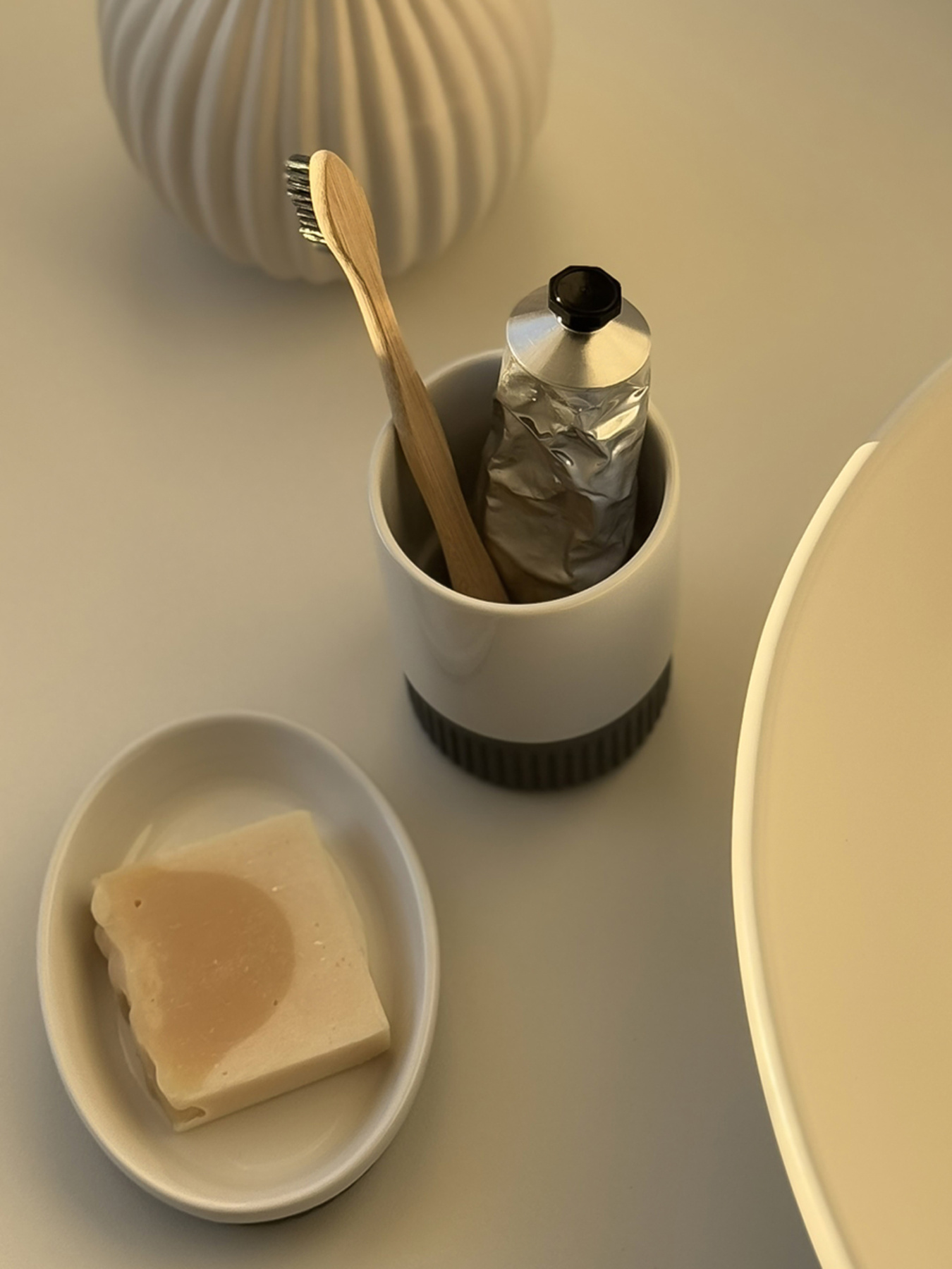 Подставка для зубных щеток "Stockholm" белая/серая MBM MY HOME модель BA-46 WHITE/GRAY Фото