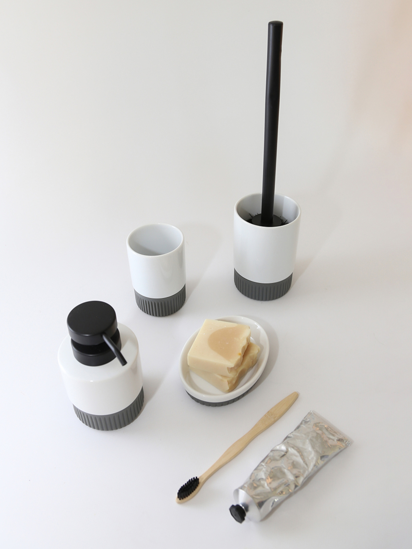 Набір аксесуарів для ванної кімнати "Stockholm"білий/сірий MBM HOME модель MVM-MH-45 WHITE/GRAY Набір аксесуарів для ванної кімнати "Stockholm"білий/сірий MBM HOME модель MVM-MH-45 WHITE/GRAY Фото