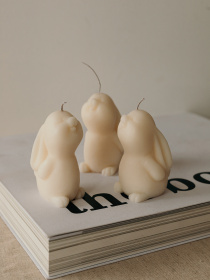 Ароматическая свеча "Зайчонок", аромат - "Japanese Cherry Blossom", из натурального оливкового воска Candle Design модель 140.2009 Фото