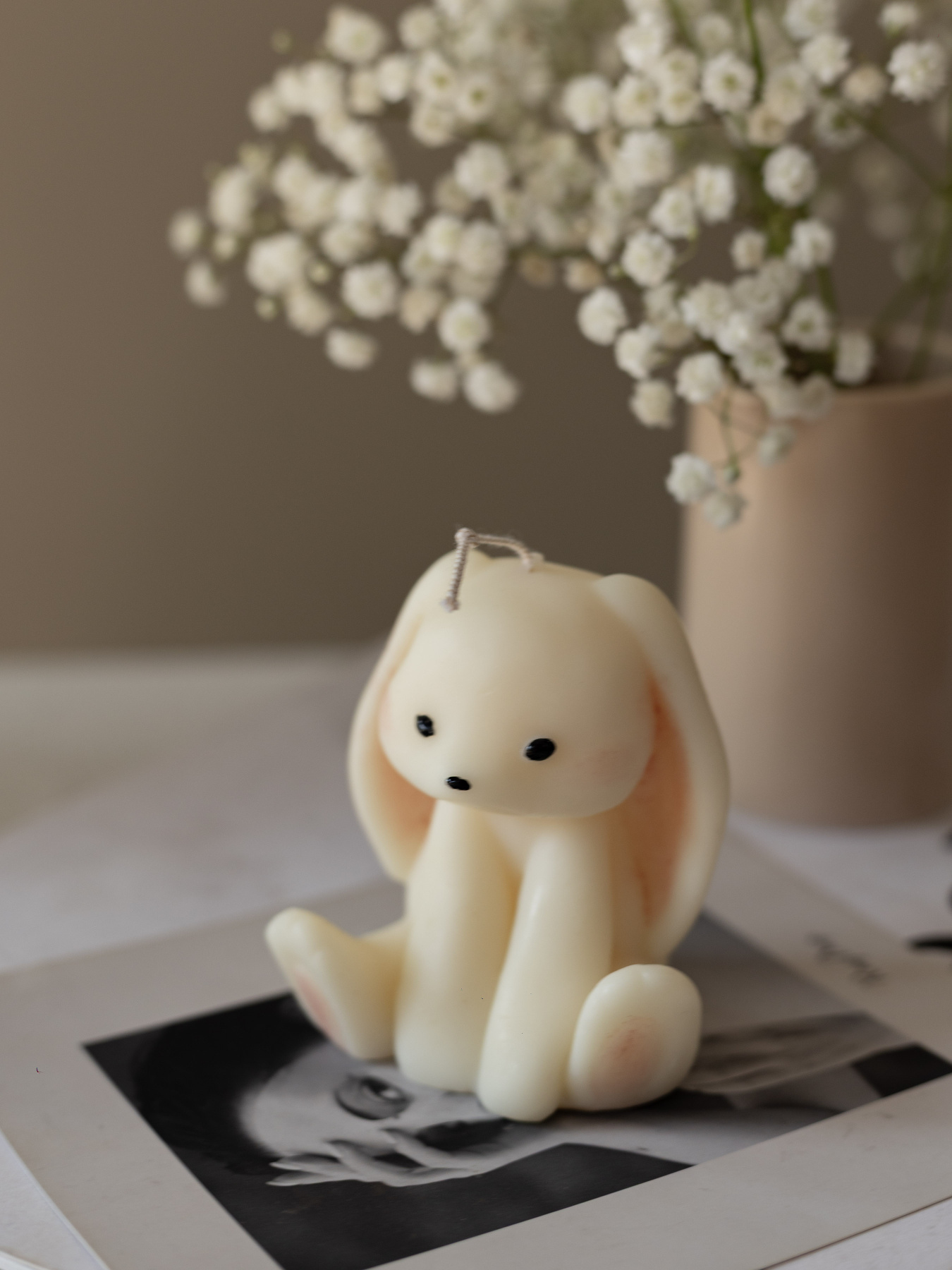 Арома свеча "Кролик девочка", аромат - "Черная малина-ваниль", из натурального оливкового воска Candle Design модель 140.2008 Фото