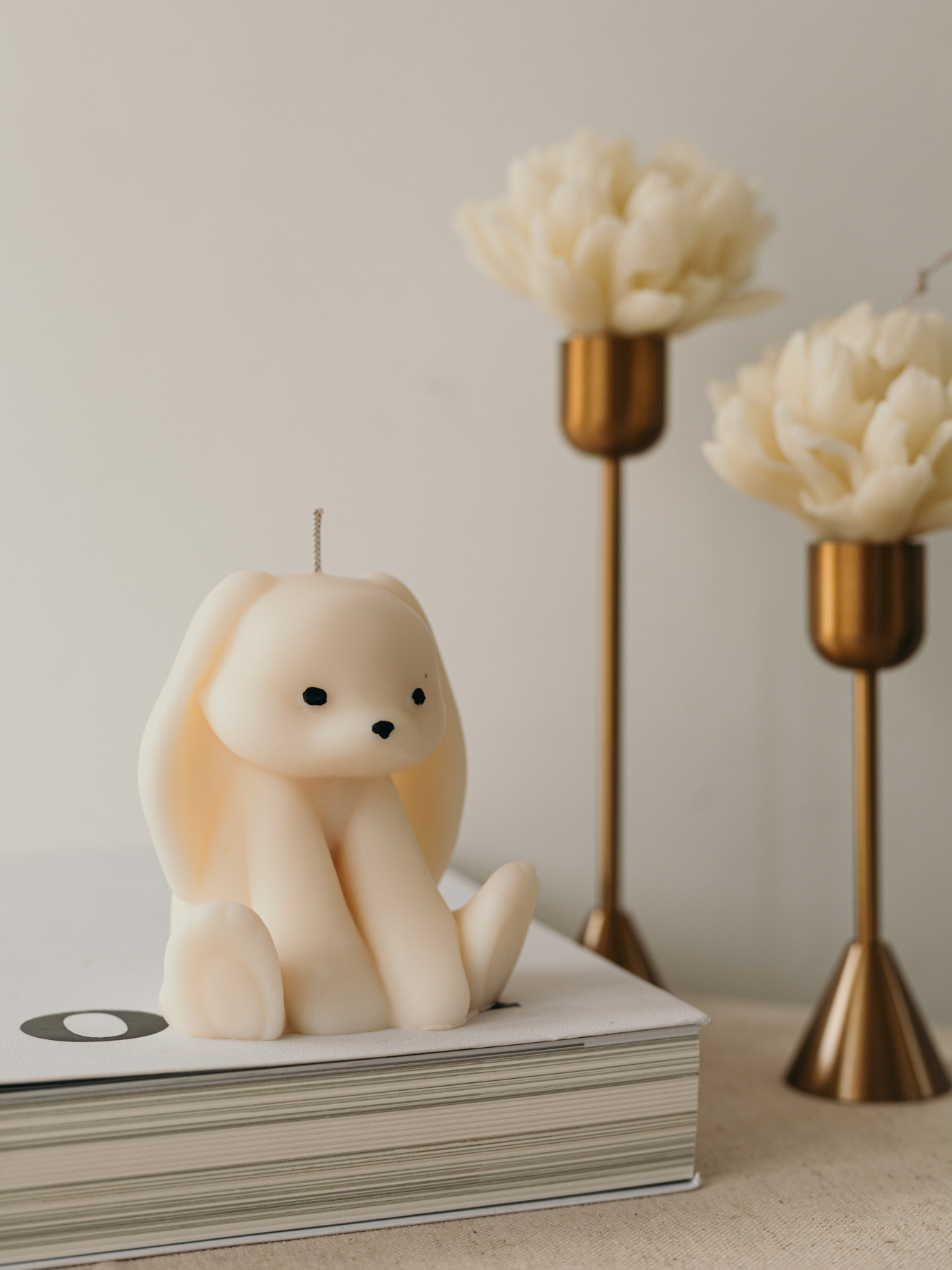 Арома свеча "Кролик девочка", аромат - "Черная малина-ваниль", из натурального оливкового воска Candle Design модель 140.2008 Фото