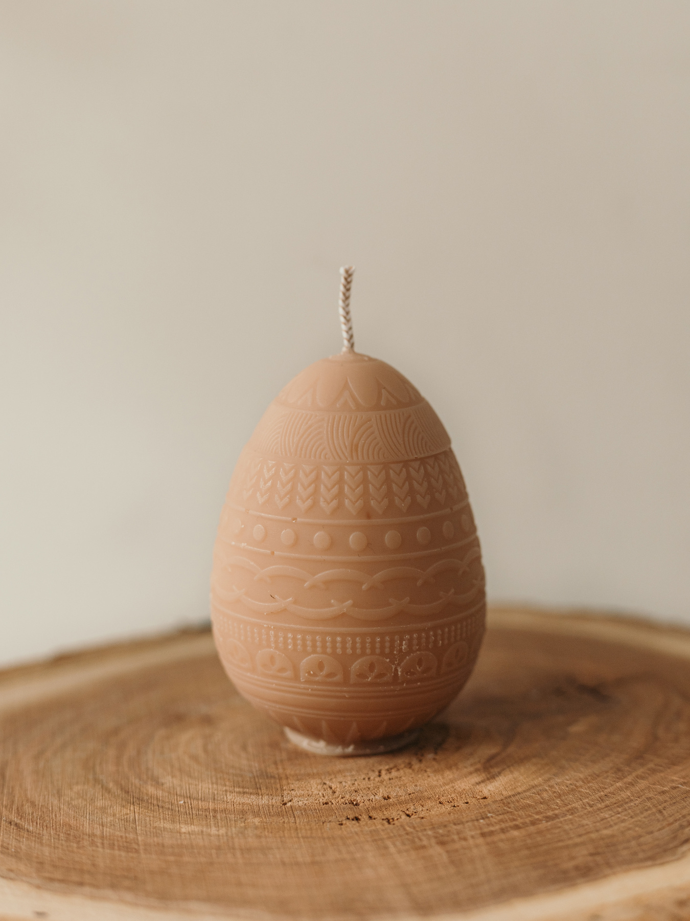 Великодня аромасвічка "Писанка в смужку", аромат "Гранатовий сидр", з натурального оливкового воску Candle Design модель 170.2003 Фото