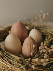 Великодня аромасвічка "Писанка в смужку", аромат "Гранатовий сидр", з натурального оливкового воску Candle Design модель 170.2003 Фото