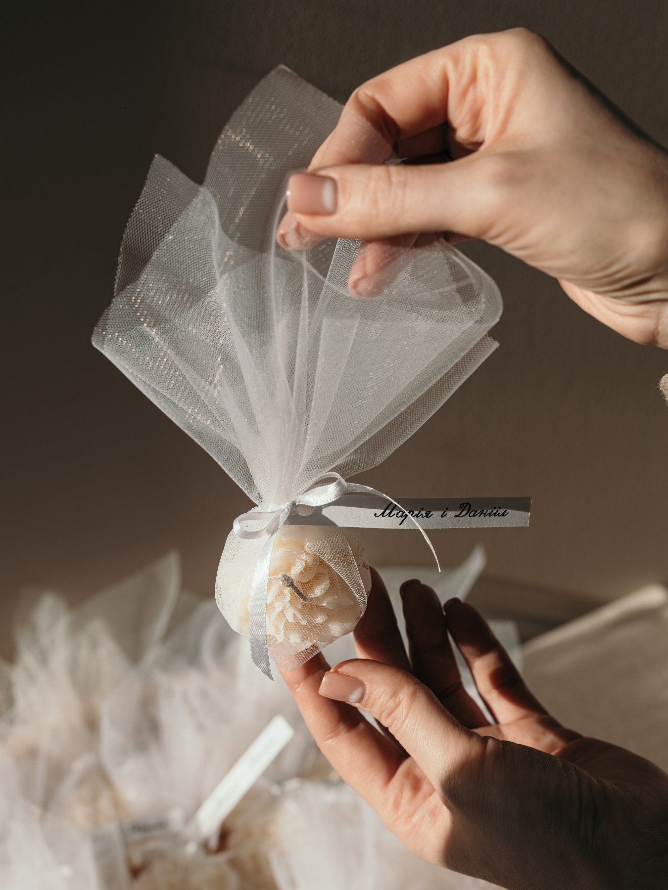 Фигурная свеча "Гвоздика" из натурального оливкового воска в фатине Candle Design модель 220.0006 Фото