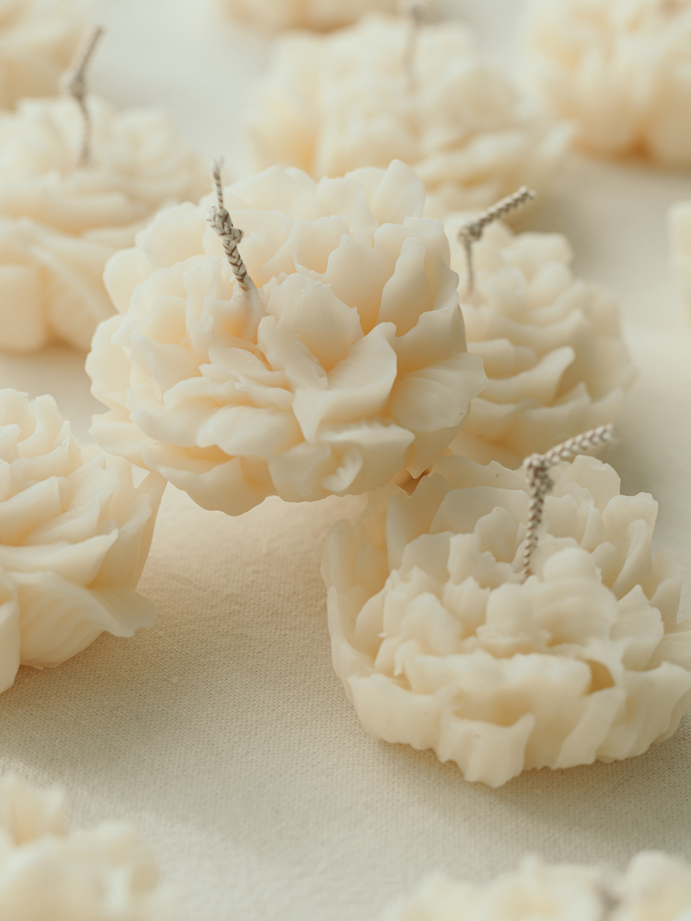 Фигурная свеча "Гвоздика" из натурального оливкового воска в фатине Candle Design модель 220.0006 Фото