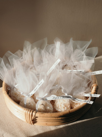 Фигурная свеча "Гвоздика" из натурального оливкового воска в фатине Candle Design модель 220.0006 Фото