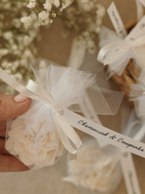 Фигурная свеча "Гвоздика" из натурального оливкового воска в фатине Candle Design модель 220.0006 Фото