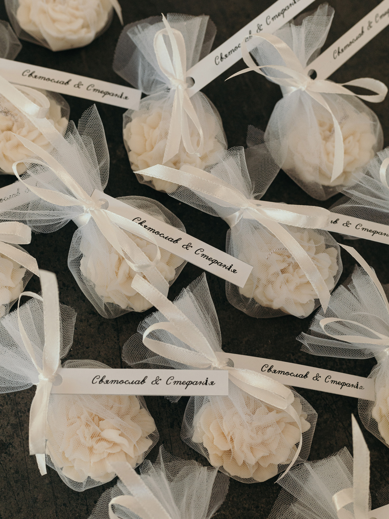 Фігурна свічка "Гвоздика" з натурального оливкового воску в фатіні Candle Design модель 220.0006 Фото